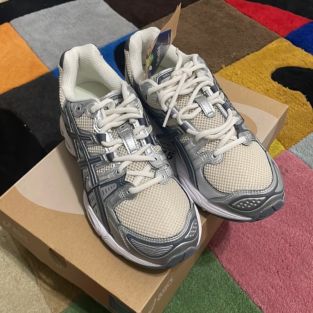 asics gel-nimbus 9 silver / mens size US 8